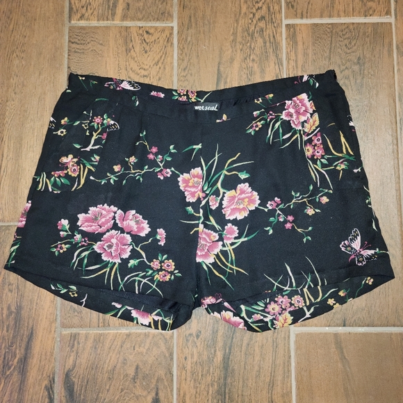 Wet Seal Pants - Wet Seal XL high waisted shortened inseam chiffon floral shorts